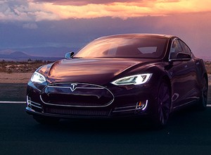 Tesla goni Nissana i ustanawia rekordy