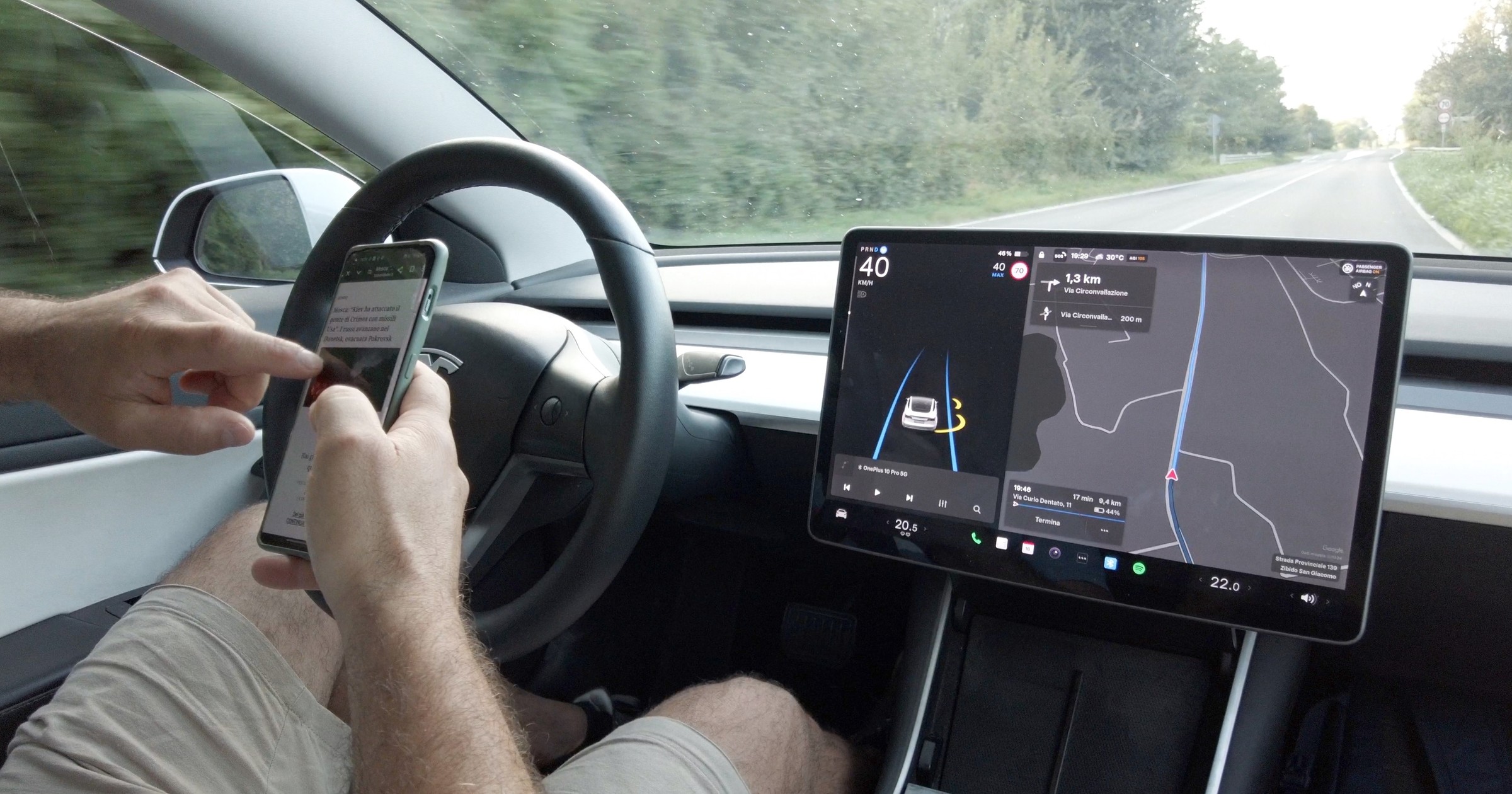 Autopilot Tesli (funkcja FSD) szybko usypia czujność kierowcy, a wielu popycha do łamania przepisów – ponieważ z punktu widzenia prawa to nadal nie jest jazda autonomiczna, to kierowca pozostaje kierowcą, więc np. nie wolno mu korzystać z komórki podczas jazdy, nawet jeśli nie musi trzymać kierownicy. 