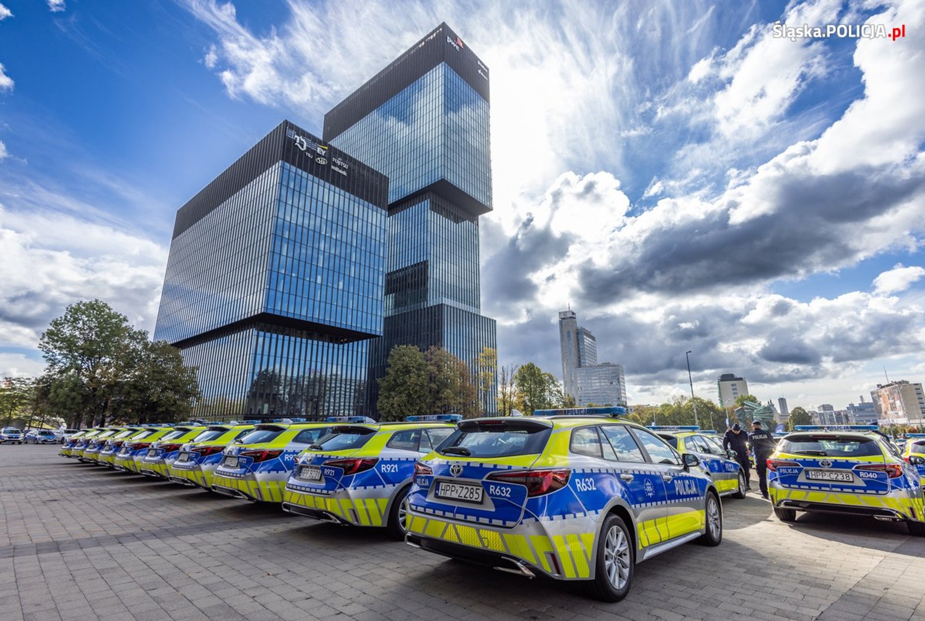 Policjanci ze Śląska dostali nowe radiowozy. Są hybrydowe