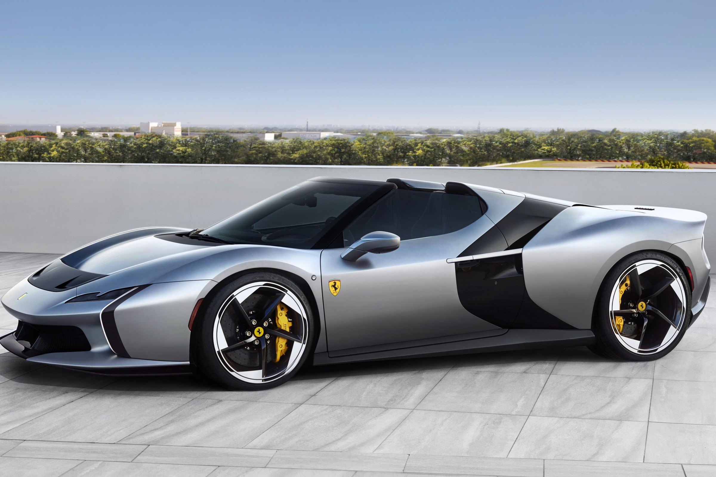 Najnowsze Ferrari bazuje na nieprodukowanym już aucie. Dobrze, iż w ogóle je odtajniono