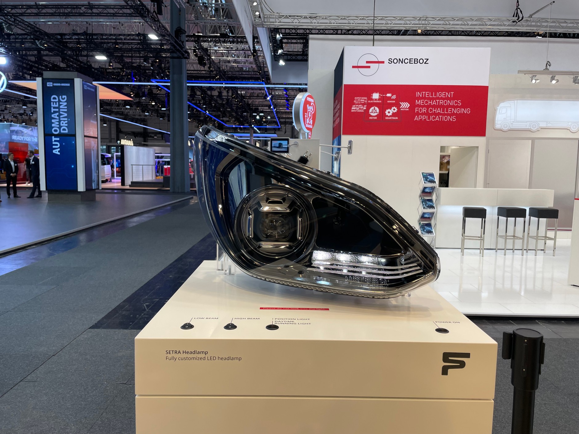 Stoisko z lampami do autokarów Setra.