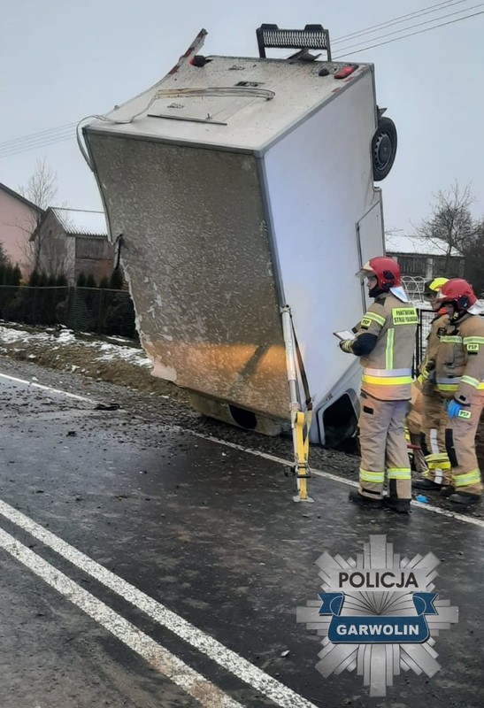 Wypadł busem z drogi. Zatrzymał się pionowo w rowie
