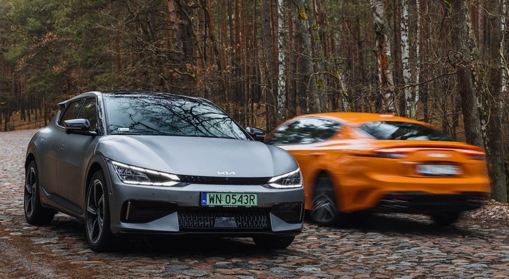 Kia Stinger V6 odjeżdża do historii, zastąpiona elektryczną Kią EV6 GT (po lewej)