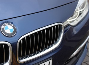 Prawie 3 tys. nowych BMW wrasta na placu od 2015 r. O co chodzi?