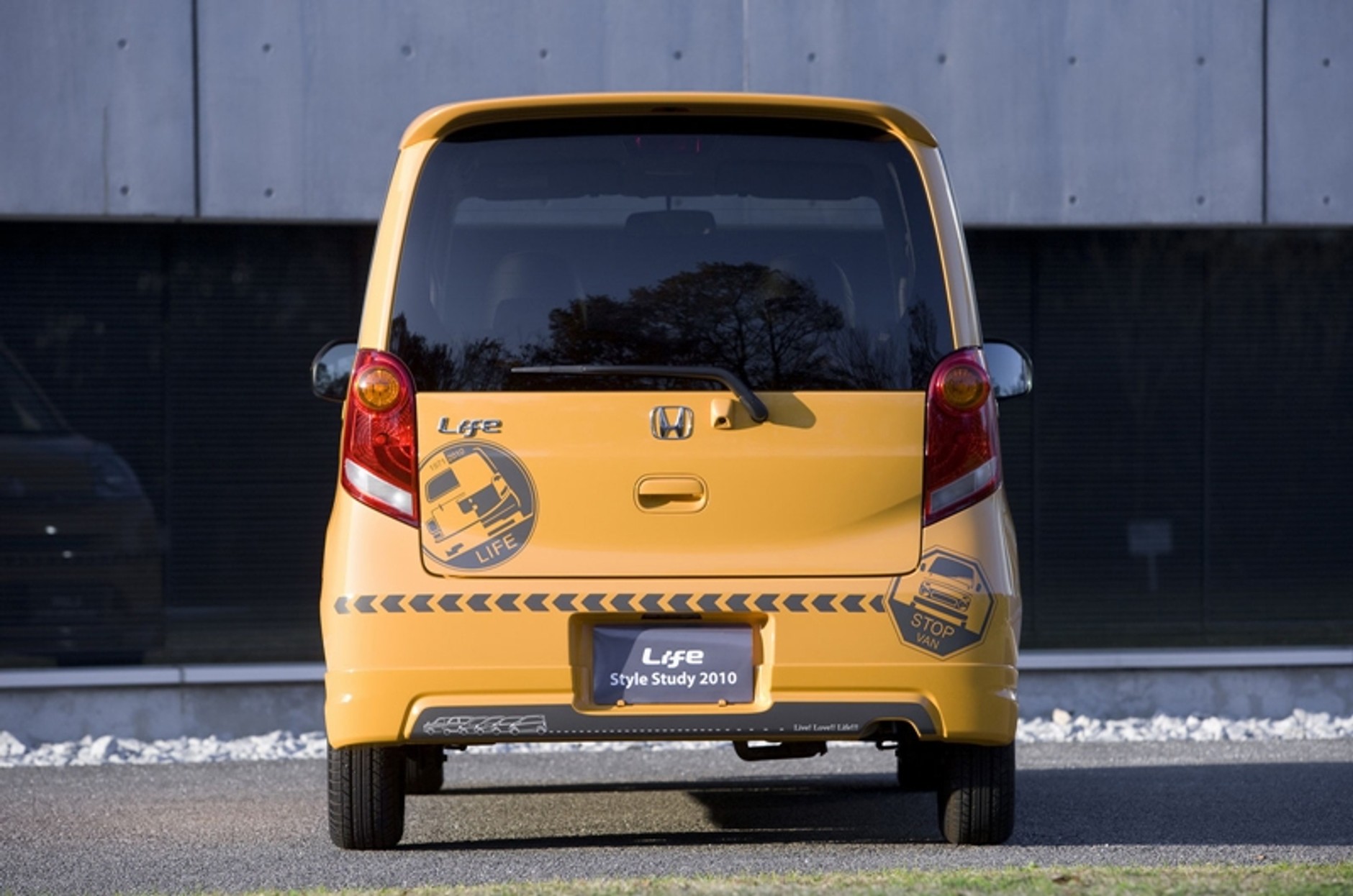 Które auto ma tak odjechane kołpaki?