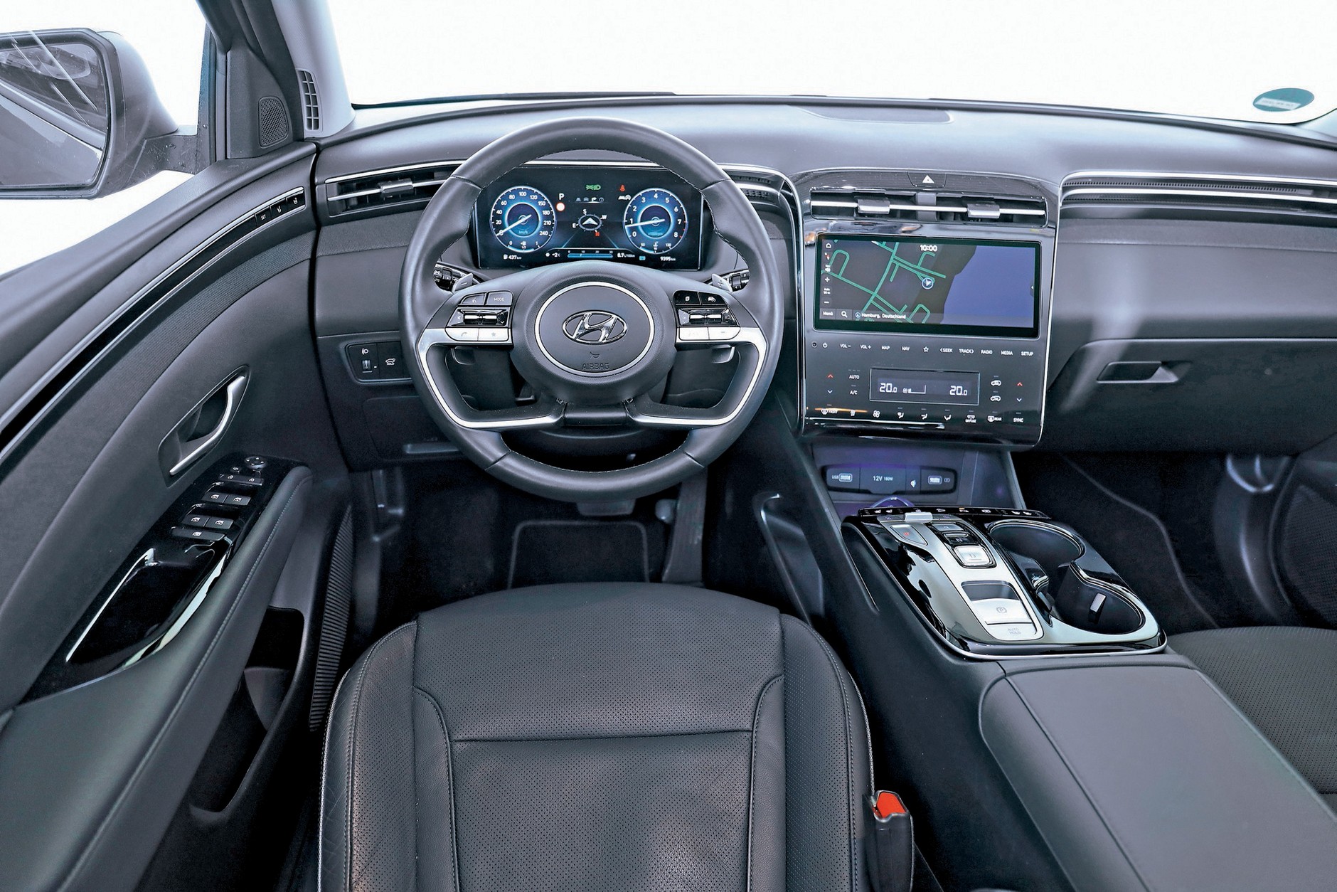 Hyundai Tucson 2022 - na zdjęciu kokpit najbogatszej wersji Platinum, ale Executive też ma cyfrowe wirtualne zegary, wyszukane wzornictwo i dobrą ergonomię obsługi.