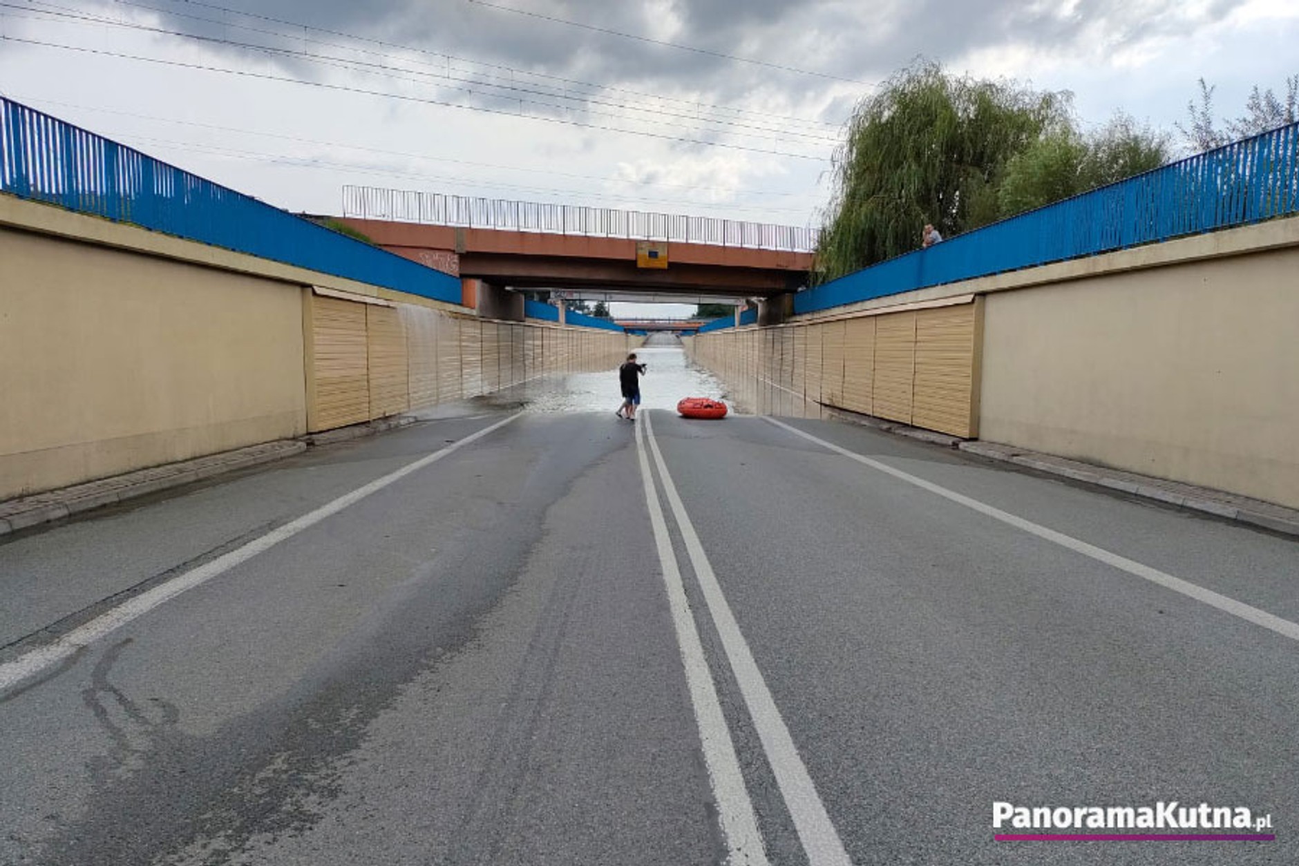 Ponton na zalanej obwodnicy Kutna