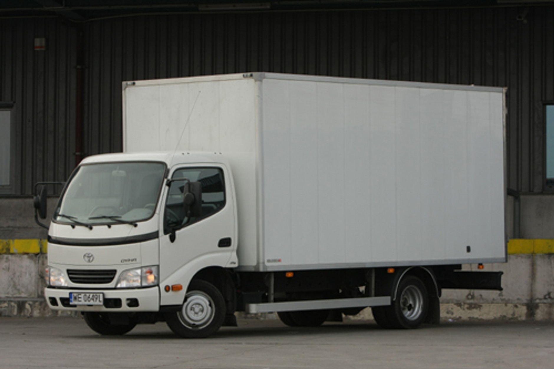 Toyota Dyna d-4d - Mała, ale jednak ciężarówka!