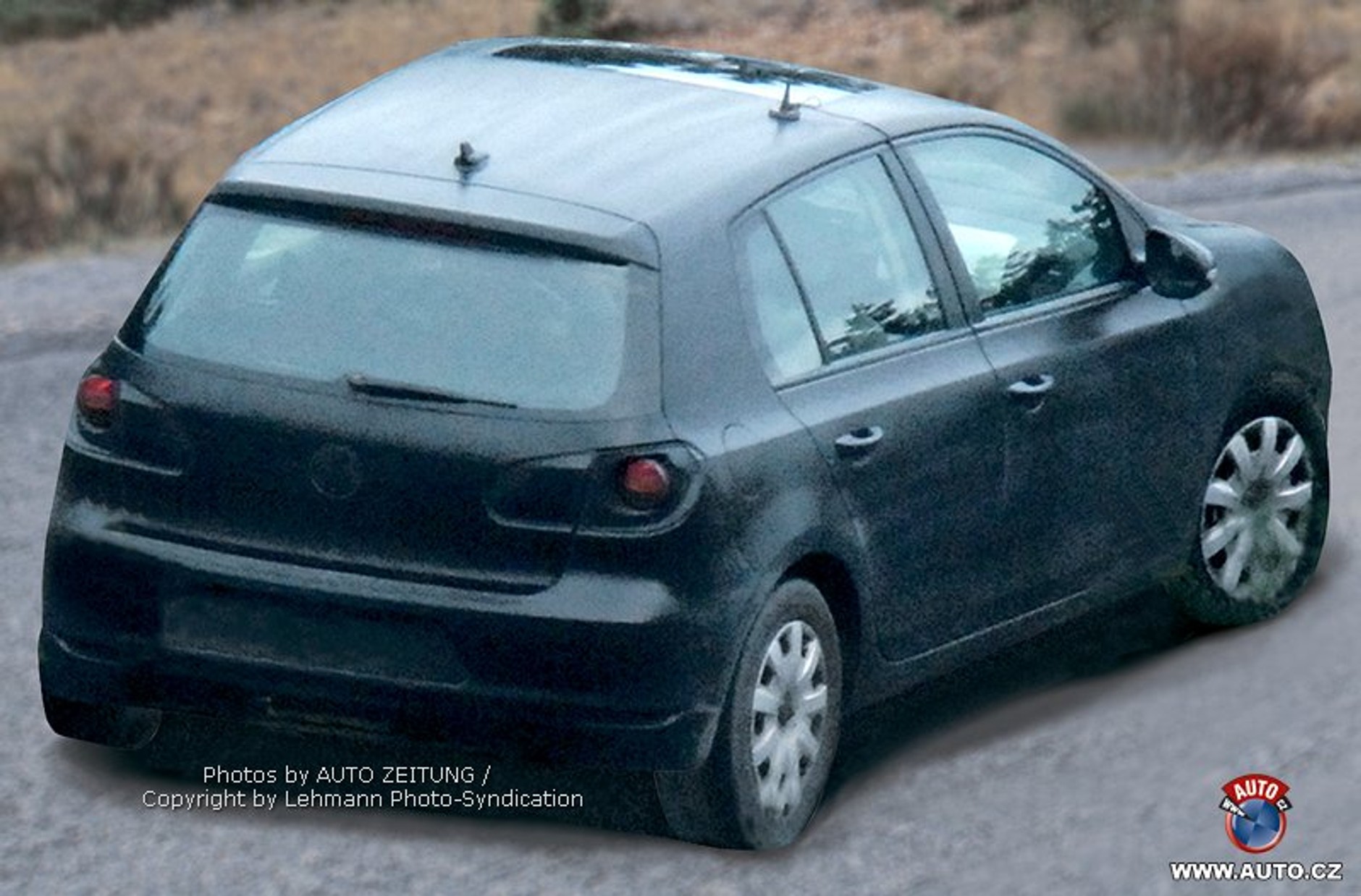 Zdjęcia szpiegowskie: Volkswagen Golf - pierwsze zdjęcia szostej generacji