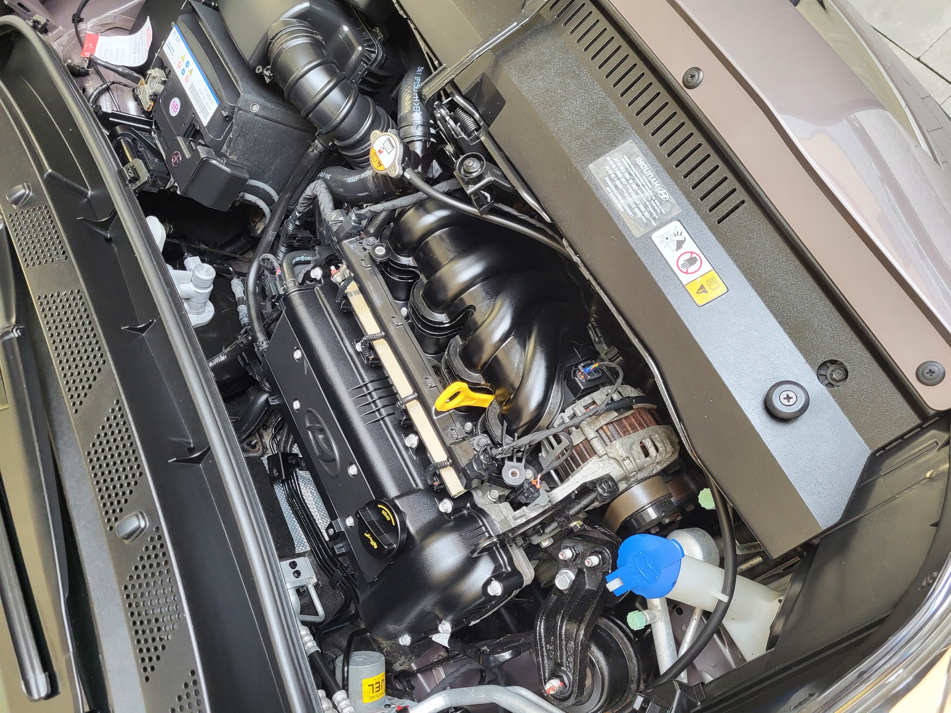 Tak, wiemy, to nie jest silnik Tiguana. Zerknęliśmy ukradkiem pod maskę stojącego obok, nastoletniego Hyundaia. Widać, że picowanie na wysoki połysk to w tej firmie standard.