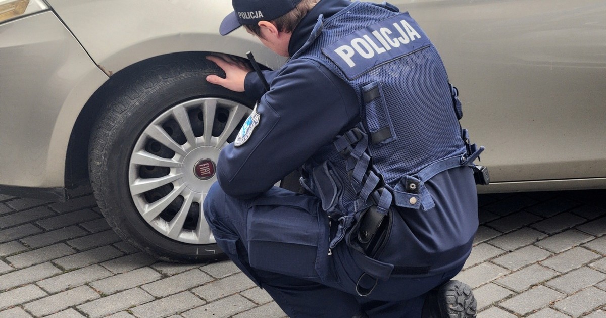 Policjant podczas kontroli stanu opon w aucie