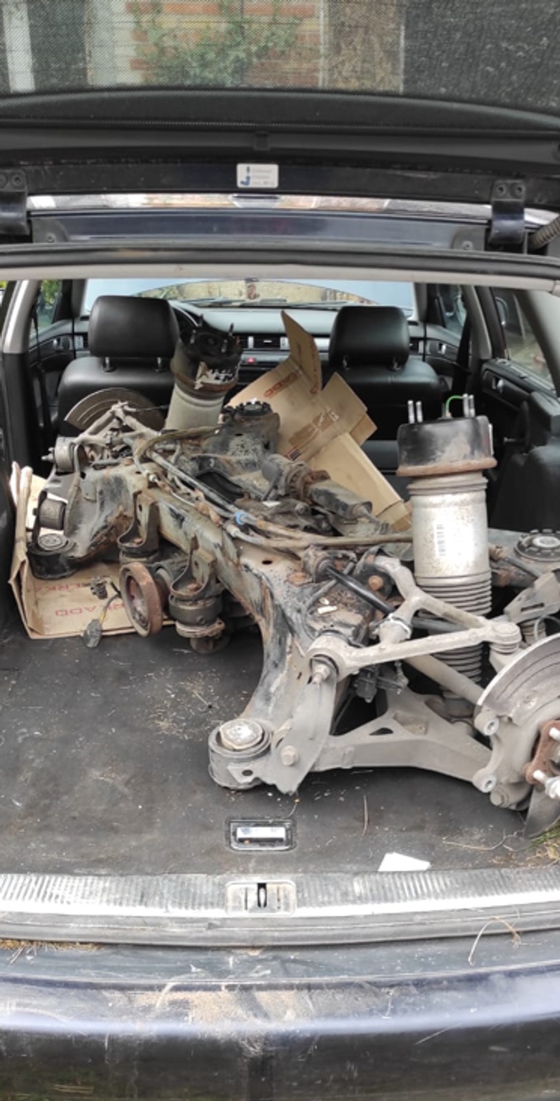 Wieźli go rozrzutnikiem. Uwagę policjantów przykuł jeden szczegół