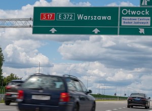 Kierowcy są skołowani, widząc tę tajemniczą tablicę. Czy należy się wtedy stosować do znaków?