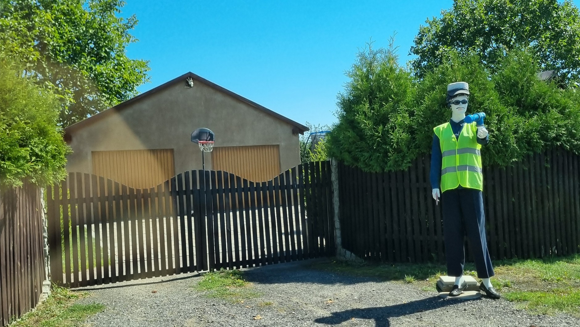 Manekin ustawiony przy drodze krajowej nr 45 pod Kluczborkiem