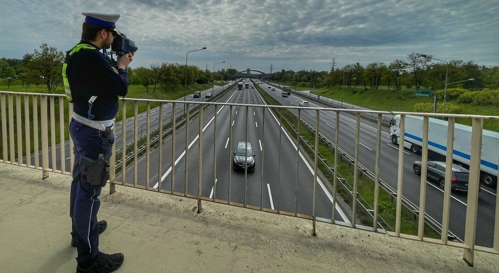 Policjanci z Katowic sprawdzali jazdę na zderzak. Ujawnili 128 wykroczeń