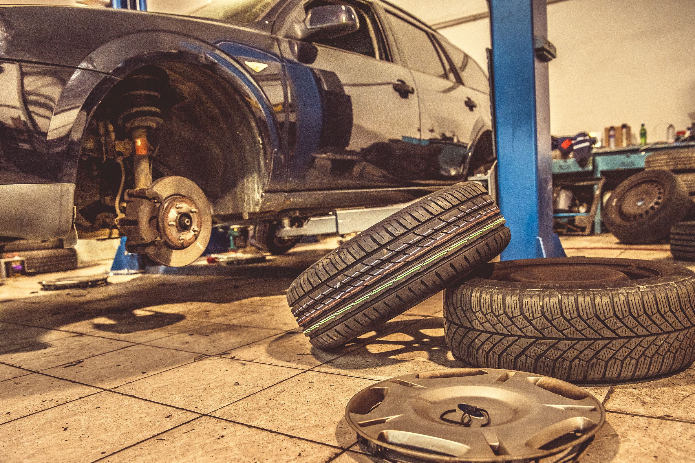 Błędy przy wymianie opon mogą kosztować więcej niż myślisz. Sprawdź, na co zwrócić uwagę