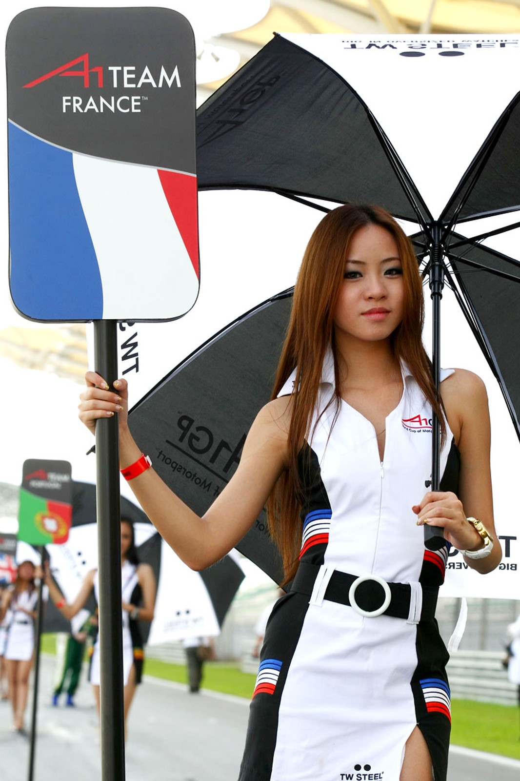 Tylko u nas: dziewczyny bawią się narzędziami