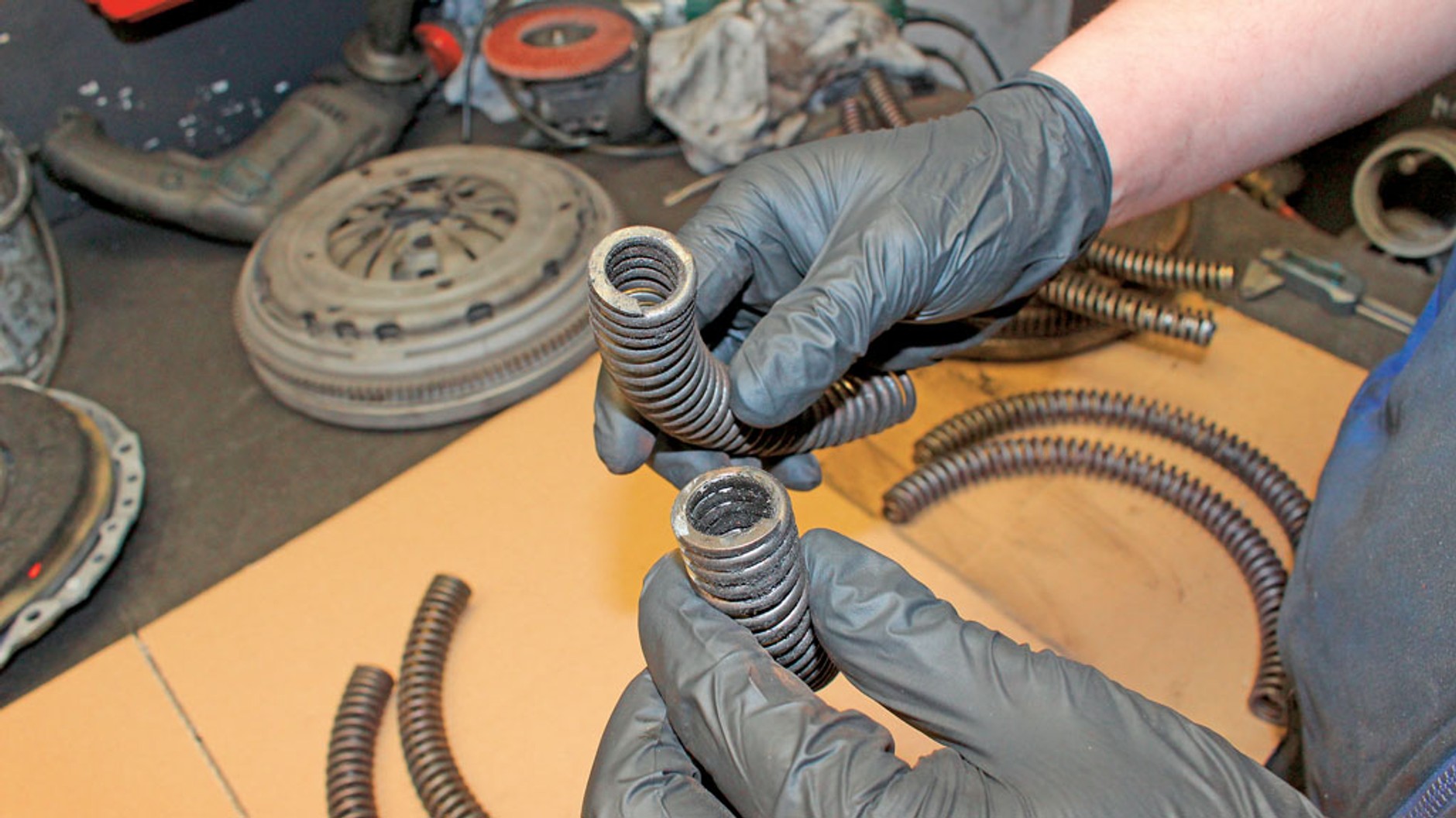 Jak działa dwumasowe koło zamachowe i co się w nim psuje?