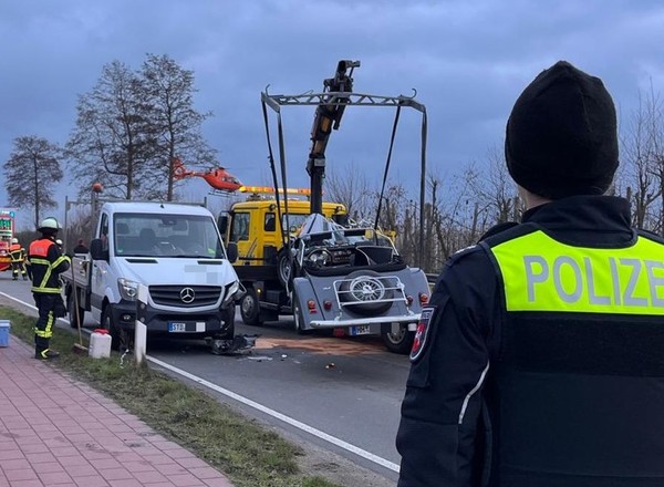 Jechał roadsterem jak z lat 50. Nie miał szans w zderzeniu z autem dostawczym