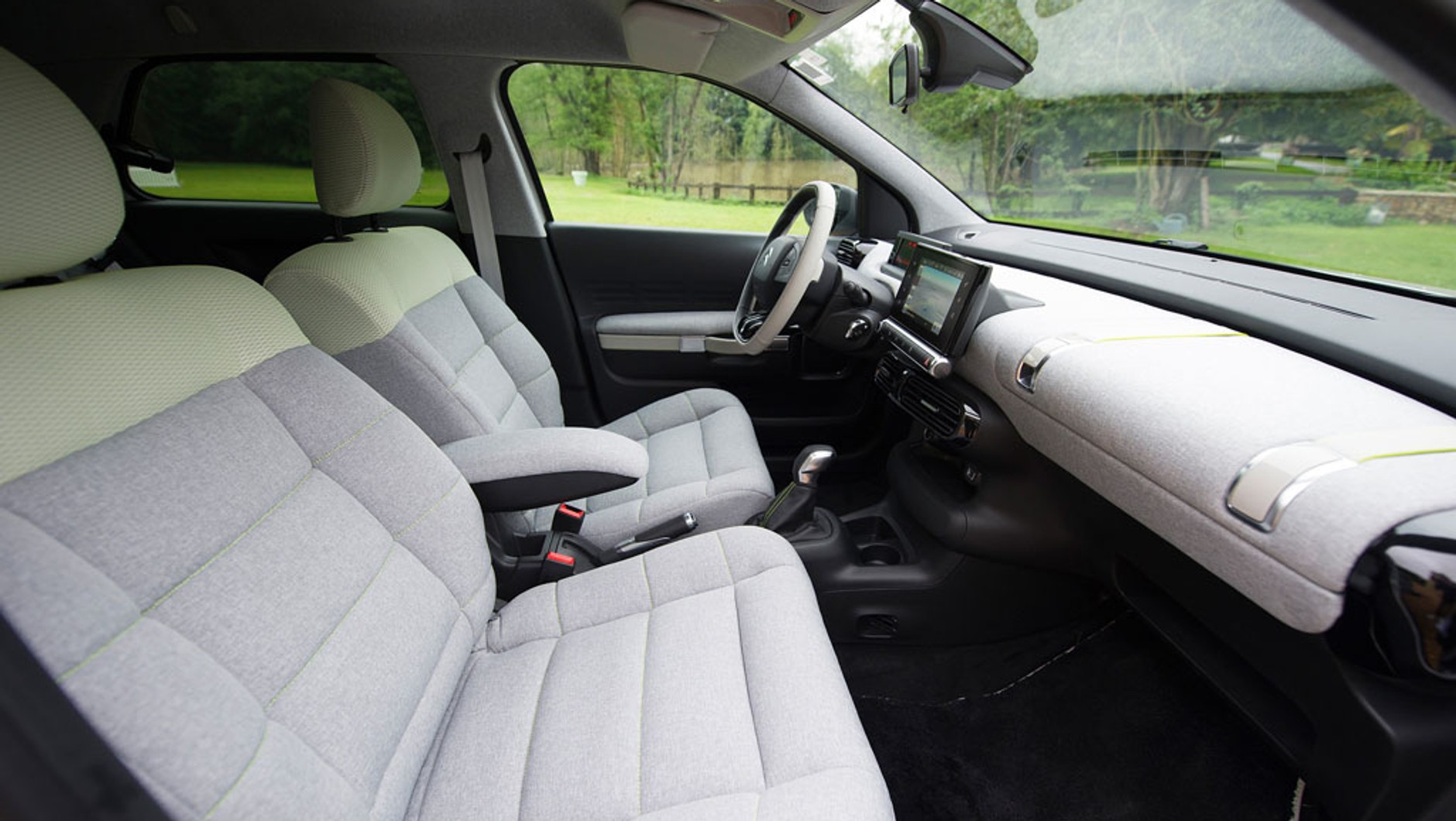 System Citroen Advanced Comfort to również fotele wypełnione są pianką zapamiętującą kształt ciała oraz pochłaniającą drgania