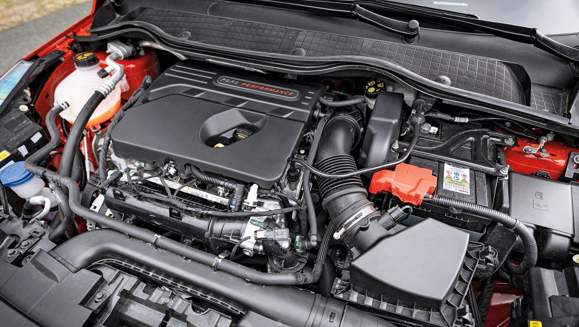 Ford Fiesta ST (VII, 2022) - 200-konny trzycylindrowiec brzmi niżej od czterocylindrowego konkurenta i bez trudu dotrzymuje mu kroku. Na prostej, bo na torze już niekoniecznie...