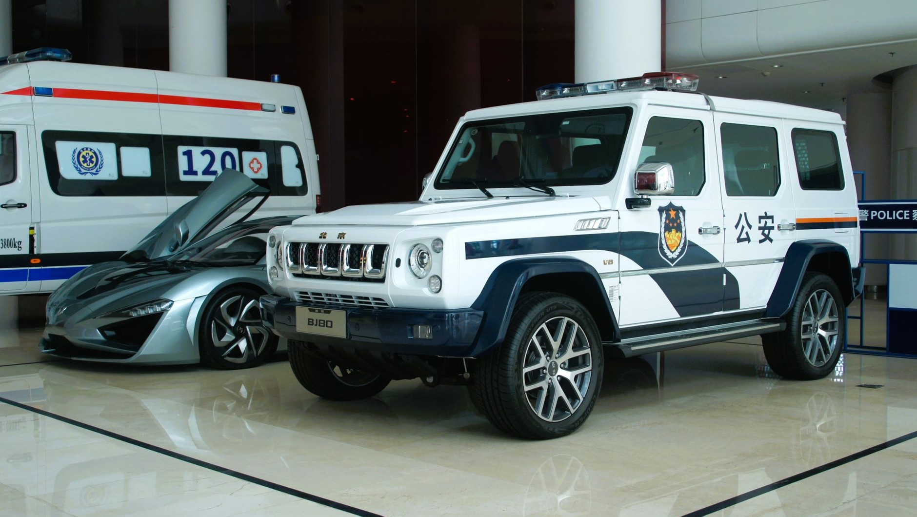 Policyjny BAIC BJ80 w siedzibie koncernu BAIC