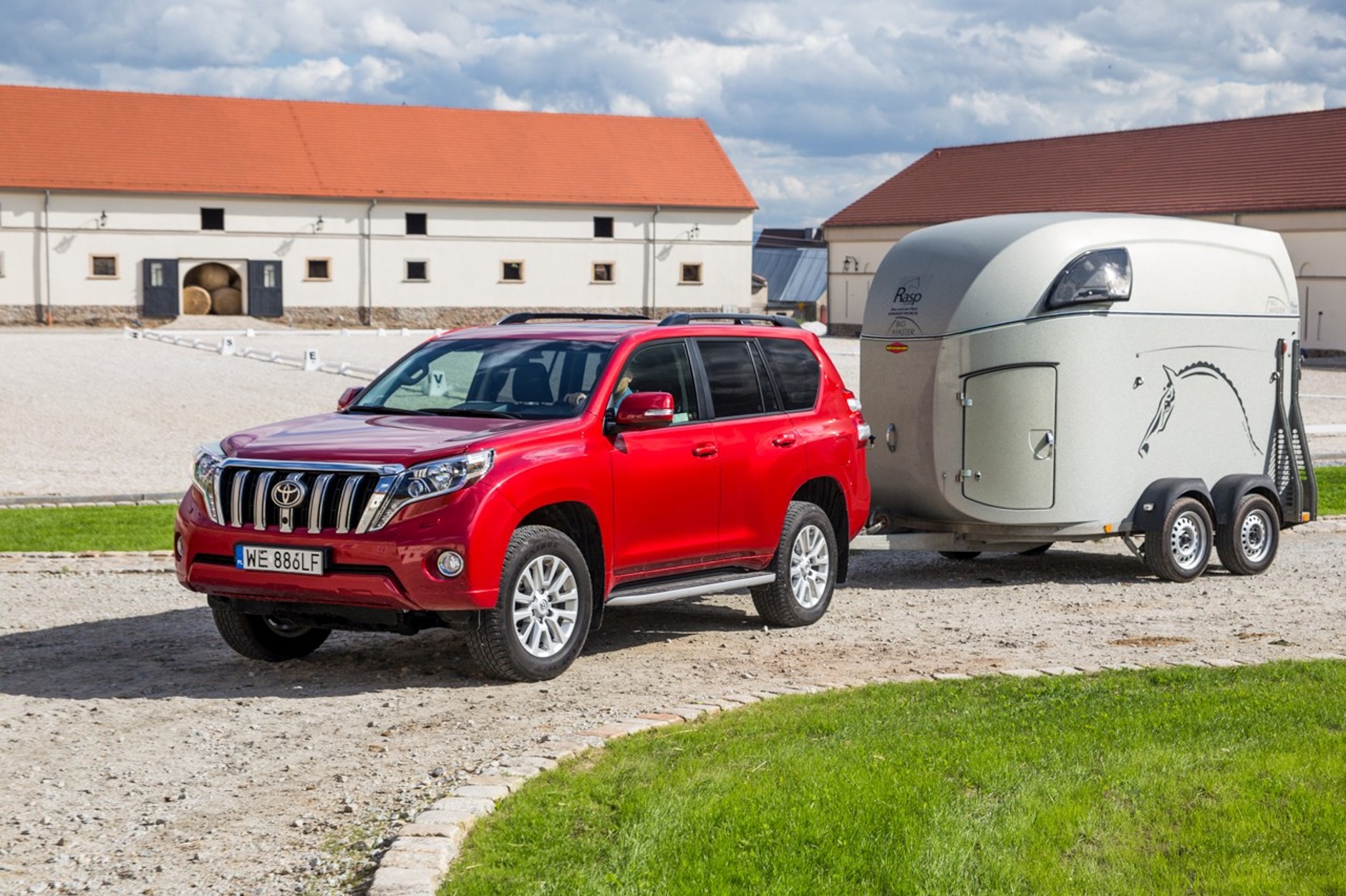 Holowanie ciężkiej przyczepy: to musisz wiedzieć