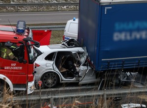 Śmiertelny wypadek na trasie S8. Porsche wbiło się w ciężarówkę