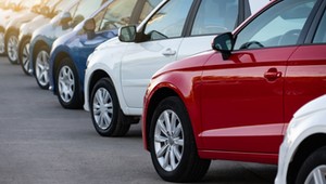 Szukaliśmy najtańszych nowych aut u dealerów. Różnice w cenach mogą zaskoczyć