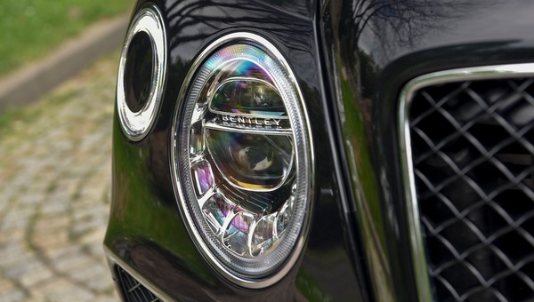 Policja rozbiła luksusową "dziuplę" w Wilanowie. Znaleziono tam części auta znanej aktorki