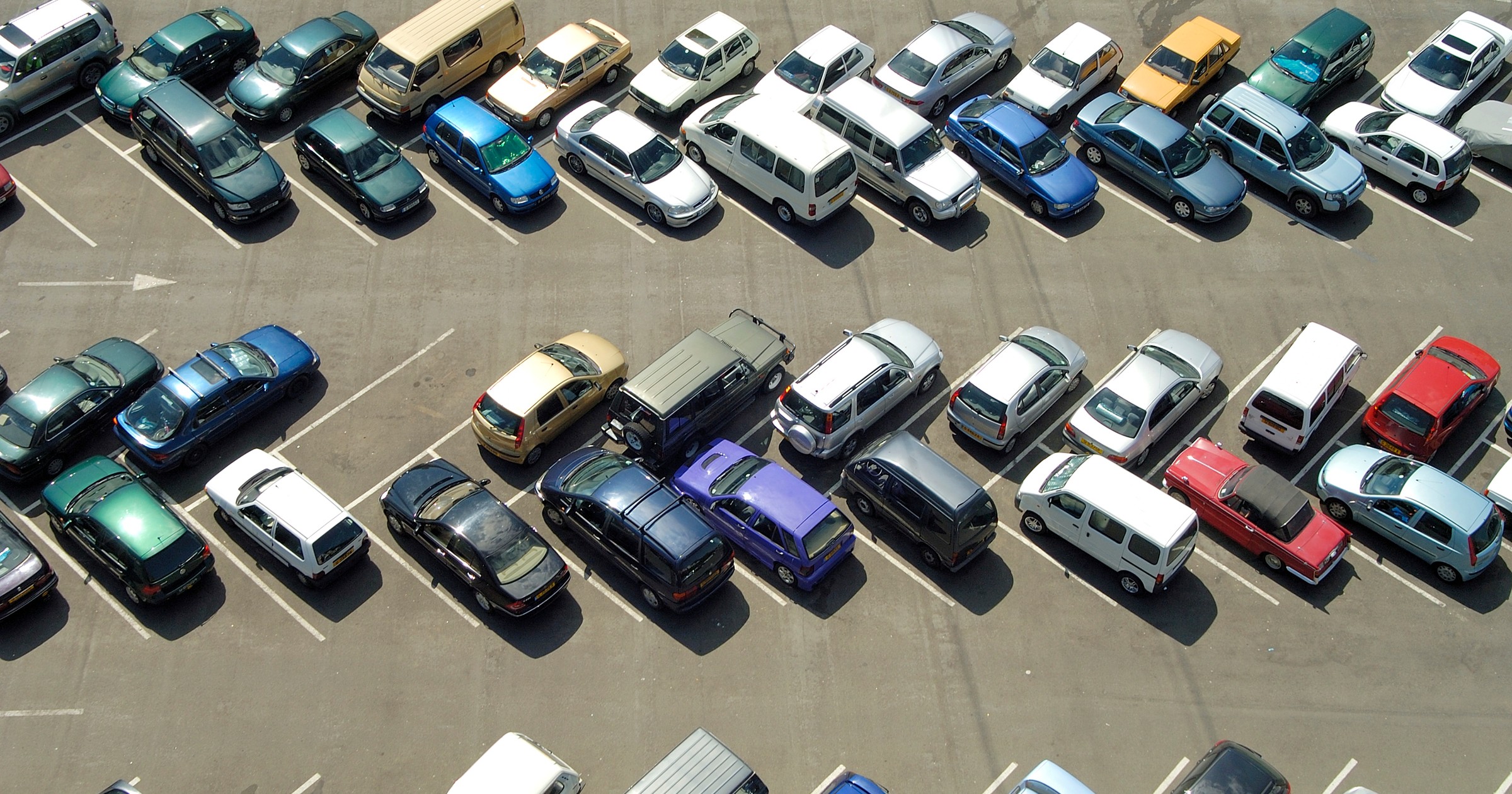 Parking przed supermarketem