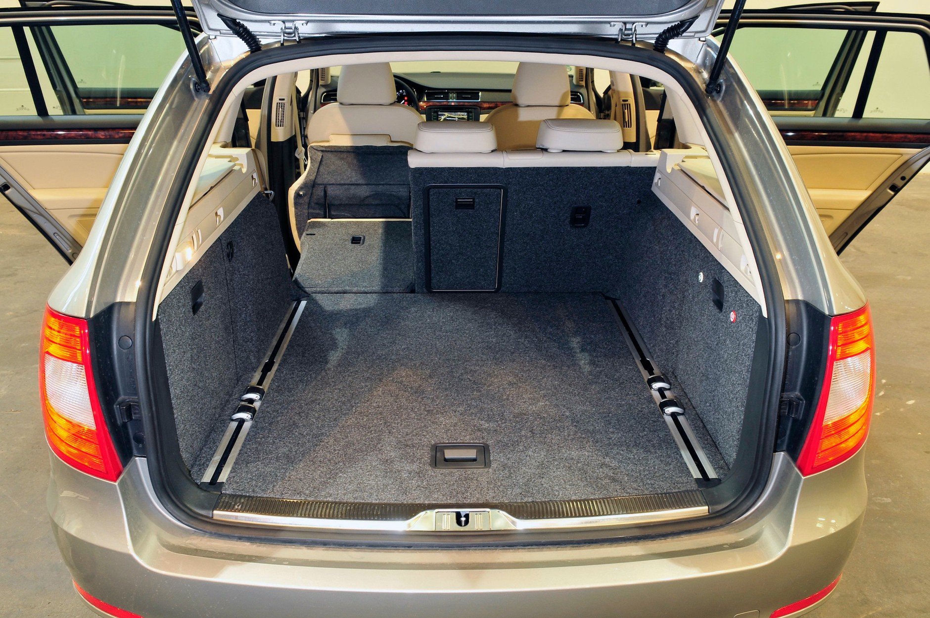 Porównanie: Ford Mondeo Kombi, Honda Accord Tourer, Škoda Superb Combi, Toyota Avensis Wagon i Volkswagen Passat  Variant