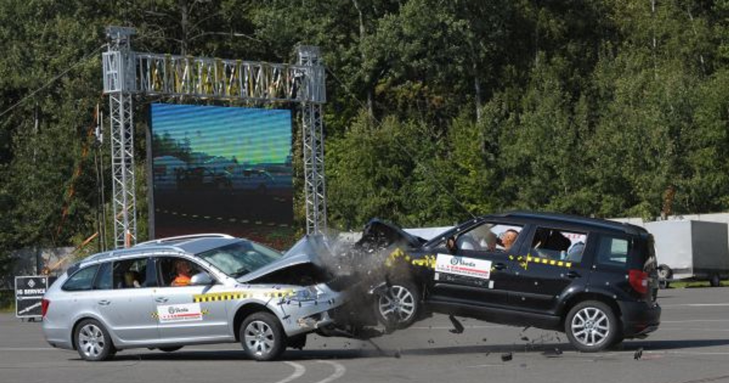 Crash test - Skoda Yeti vs Superb