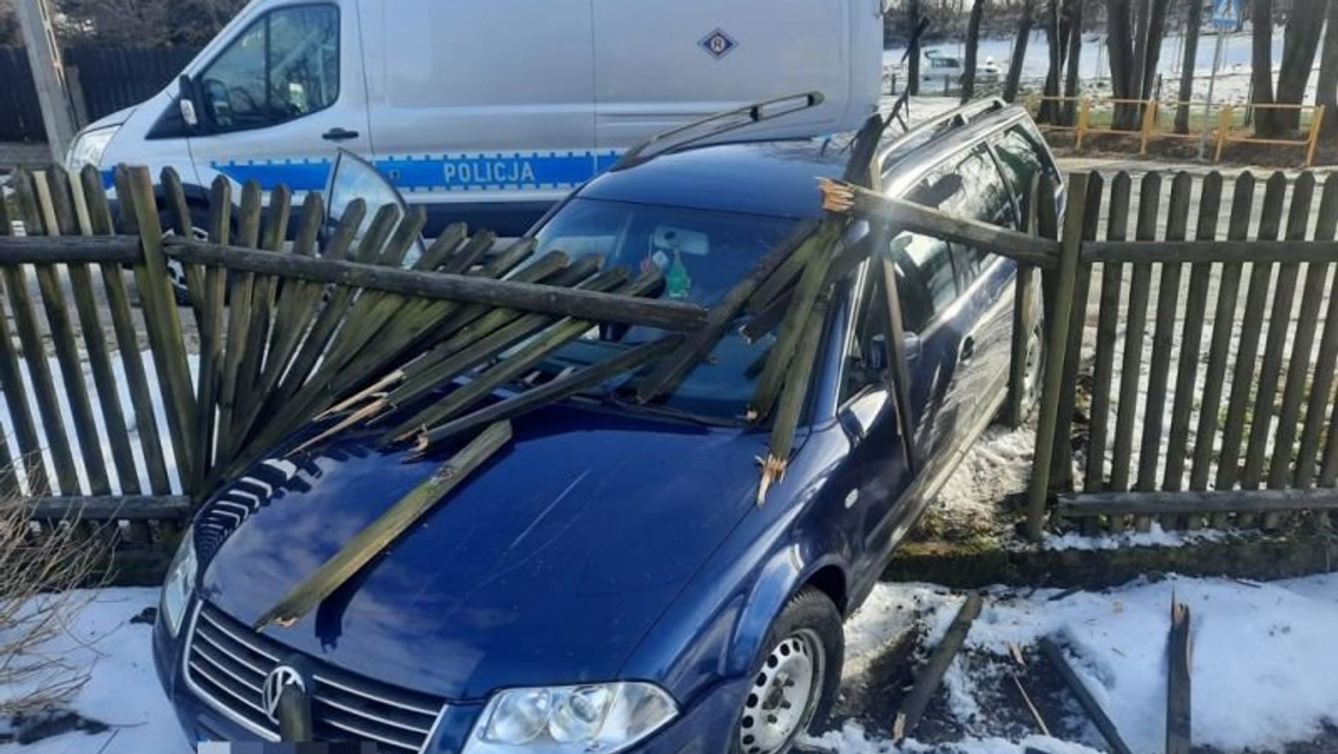 Pijany kierowca, uciekając przed policją wjechał w drewniany płot