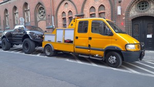 Straż miejska trzy godziny odholowywała to auto. Dwie lawety się poddały