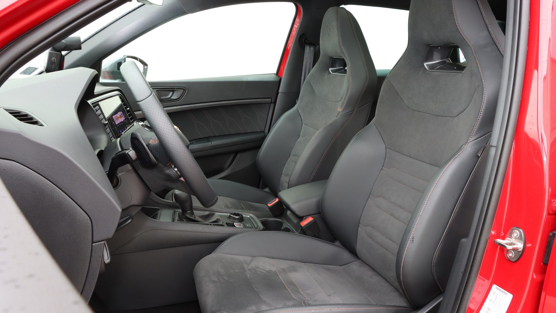 Dobrze wyprofilowa-ne przednie fotele już w standardzie, ale trzeba dopłacić za elektryczną regulację ustawień