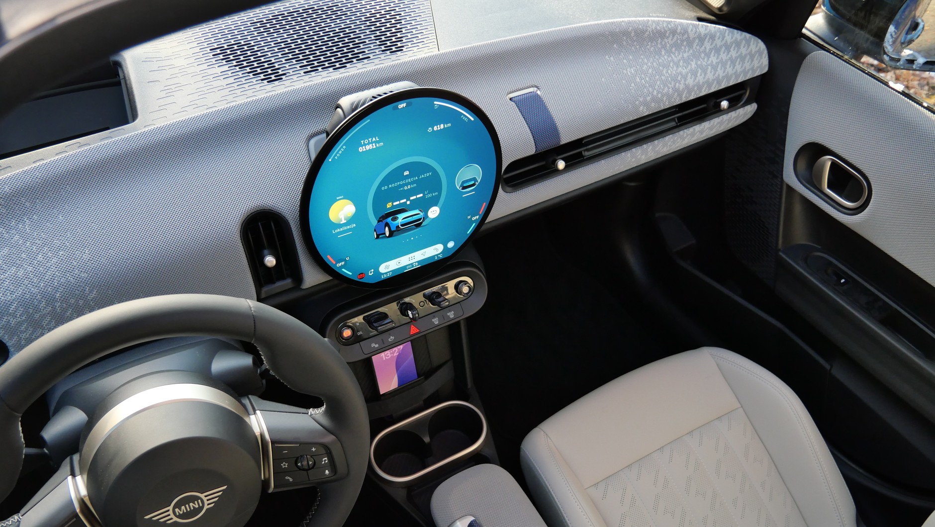Mini Cooper S: wyświetlacz mini jest bardzo cienki i ma bardzo wysoką rozdzielczość oraz czulość