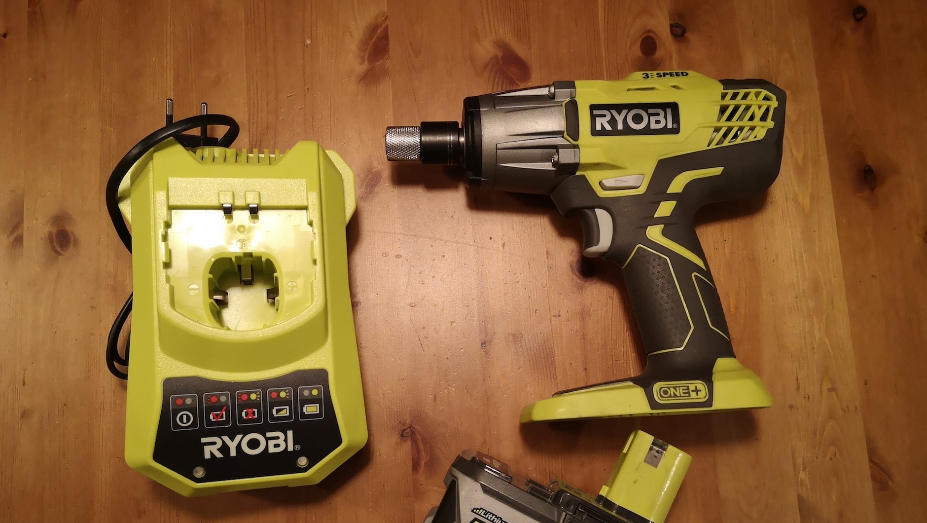 Ryobi R18IW3 – amatorski, ale całkiem dobry klucz udarowy o dobrych osiągach. Silnik szczotkowy. Baterie i ładowarkę kupujemy osobno