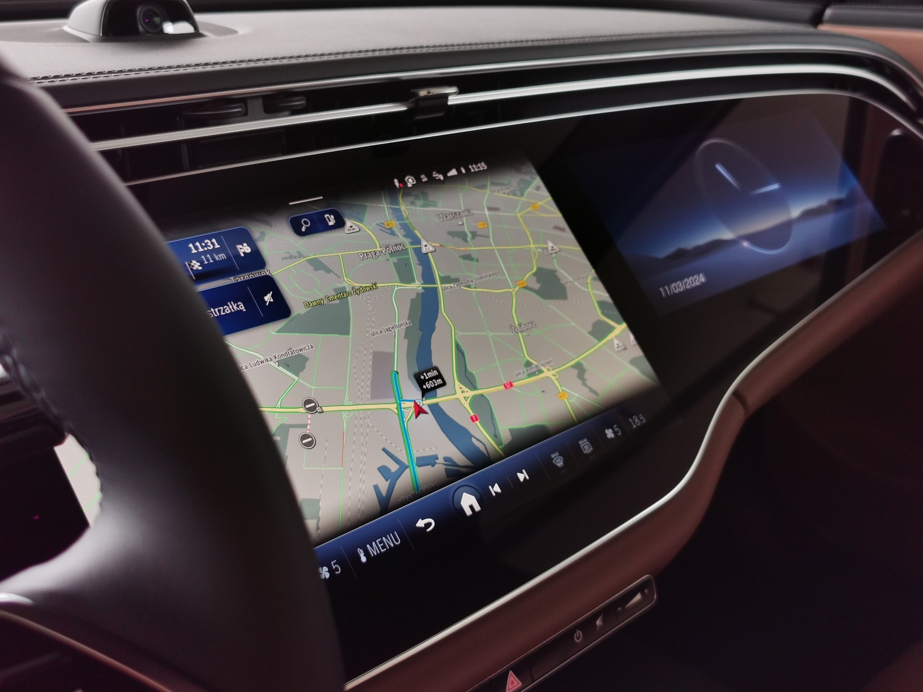 Deska rozdzielcza najnowszego Mercedesa klasy E okryta jest taflą szkła