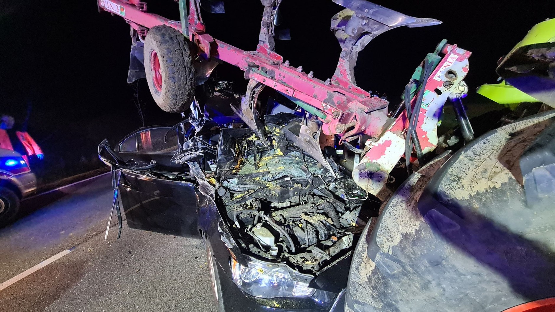 Mitsubishi Lancer nie miało szans w starciu z pługiem