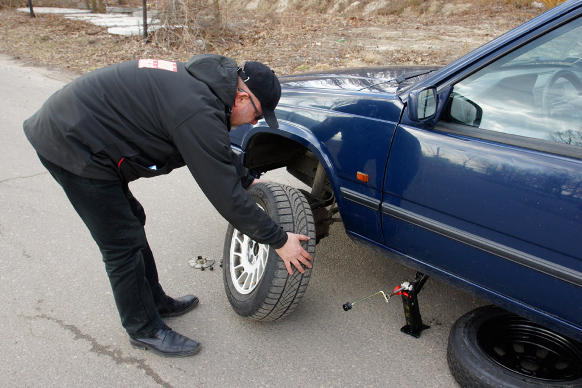 Jak bezpiecznie wymienić uszkodzone koło?