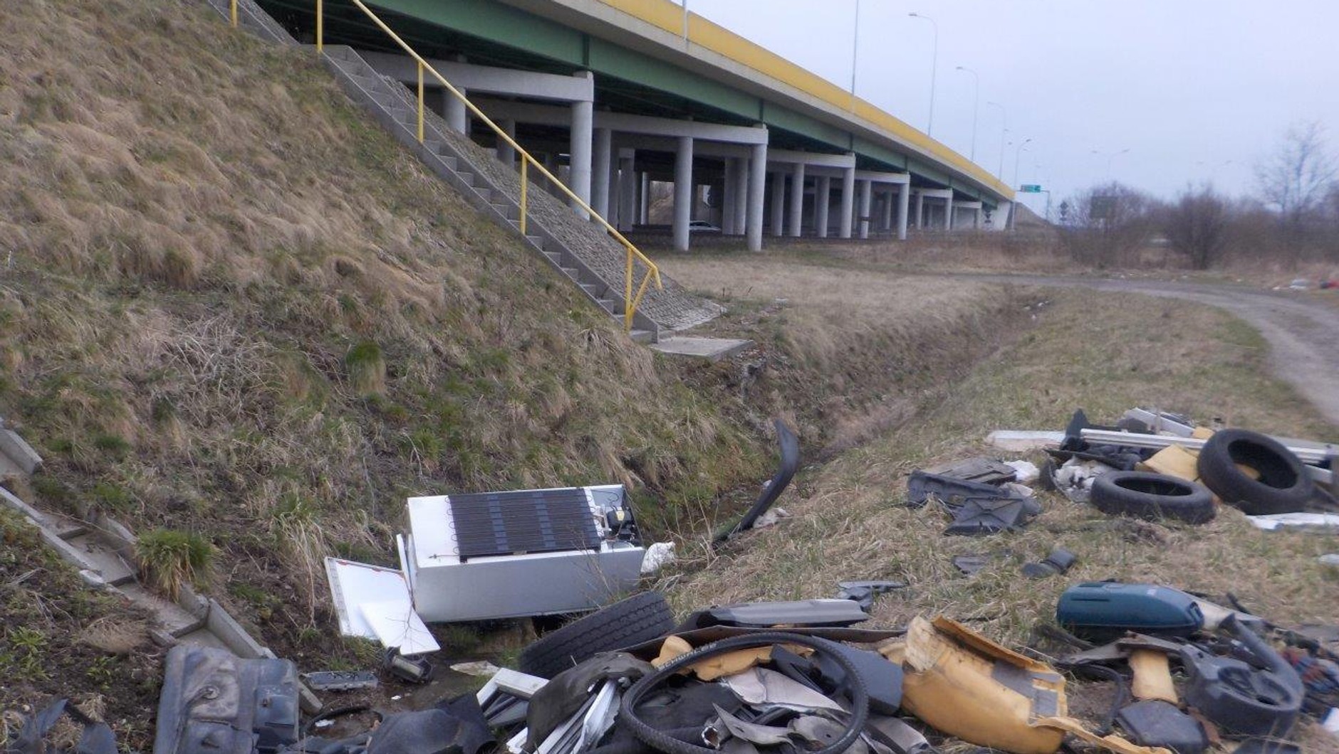 Śmieci pozostawione przy wiadukcie drogi krajowej