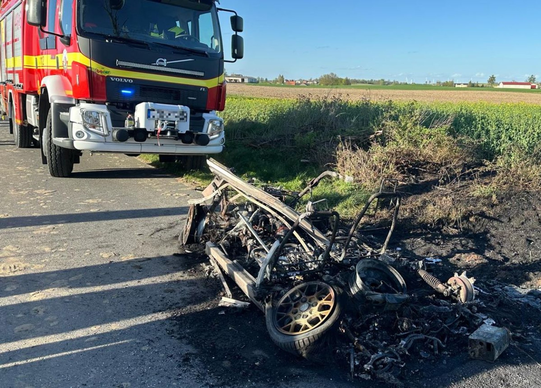 Ogień doszczętnie strawił samochód. Tym razem obyło się bez ofiar