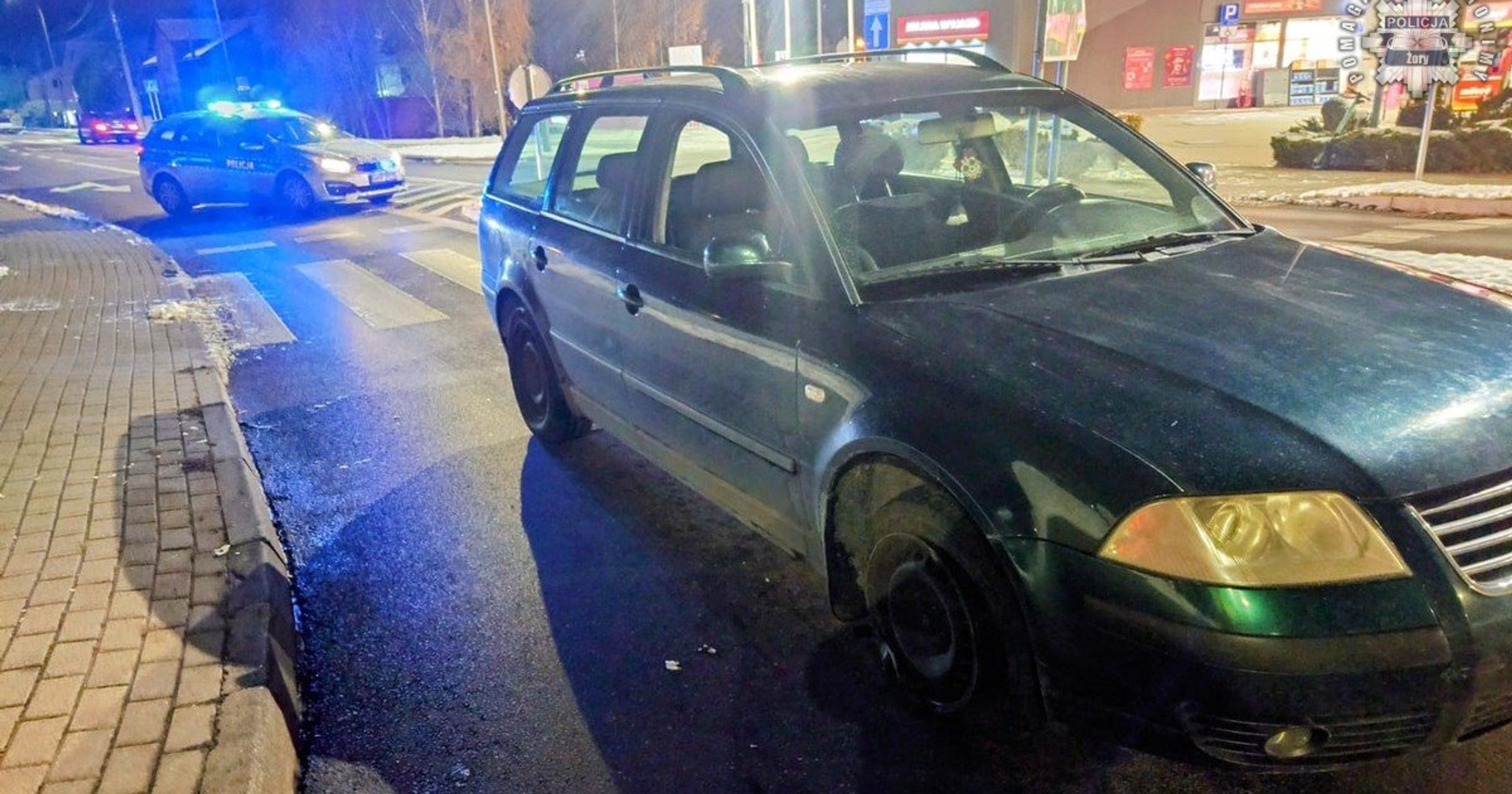 Kierowca Passata uparcie jechał na feldze