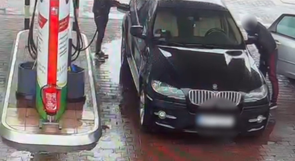Moment kradzieży plecaka na stacji paliw pod Piasecznem