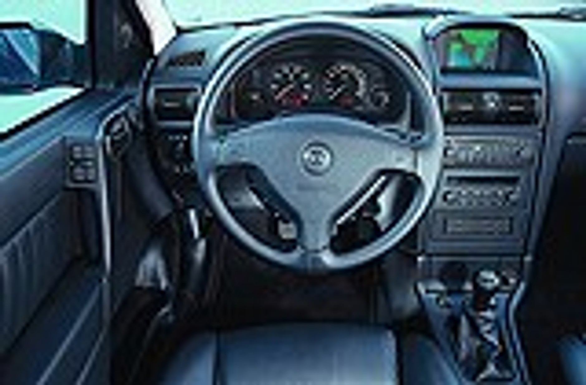 Szara myszka wychodzi z cienia