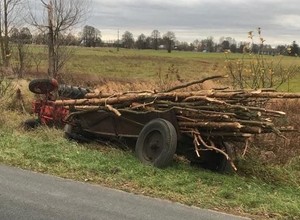Stracił panowanie nad traktorem i wpadł do rowu. Był zupełnie pijany