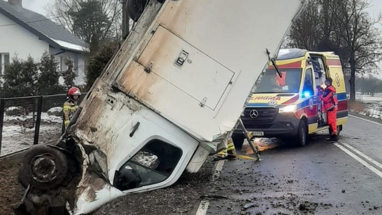 Wypadł busem z drogi. Zatrzymał się pionowo w rowie