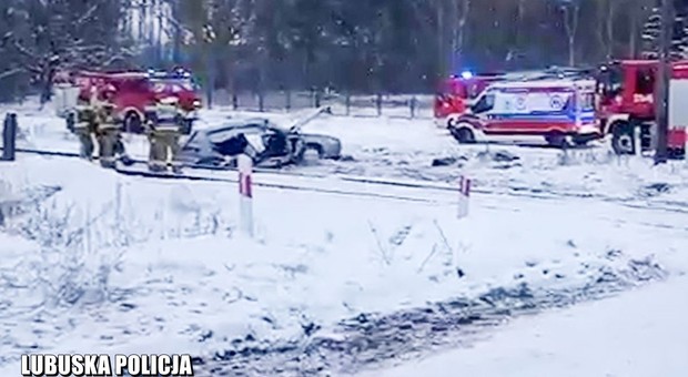 Bez zatrzymania wjechał na niestrzeżony przejazd kolejowy. Zderzył się z szynobusem