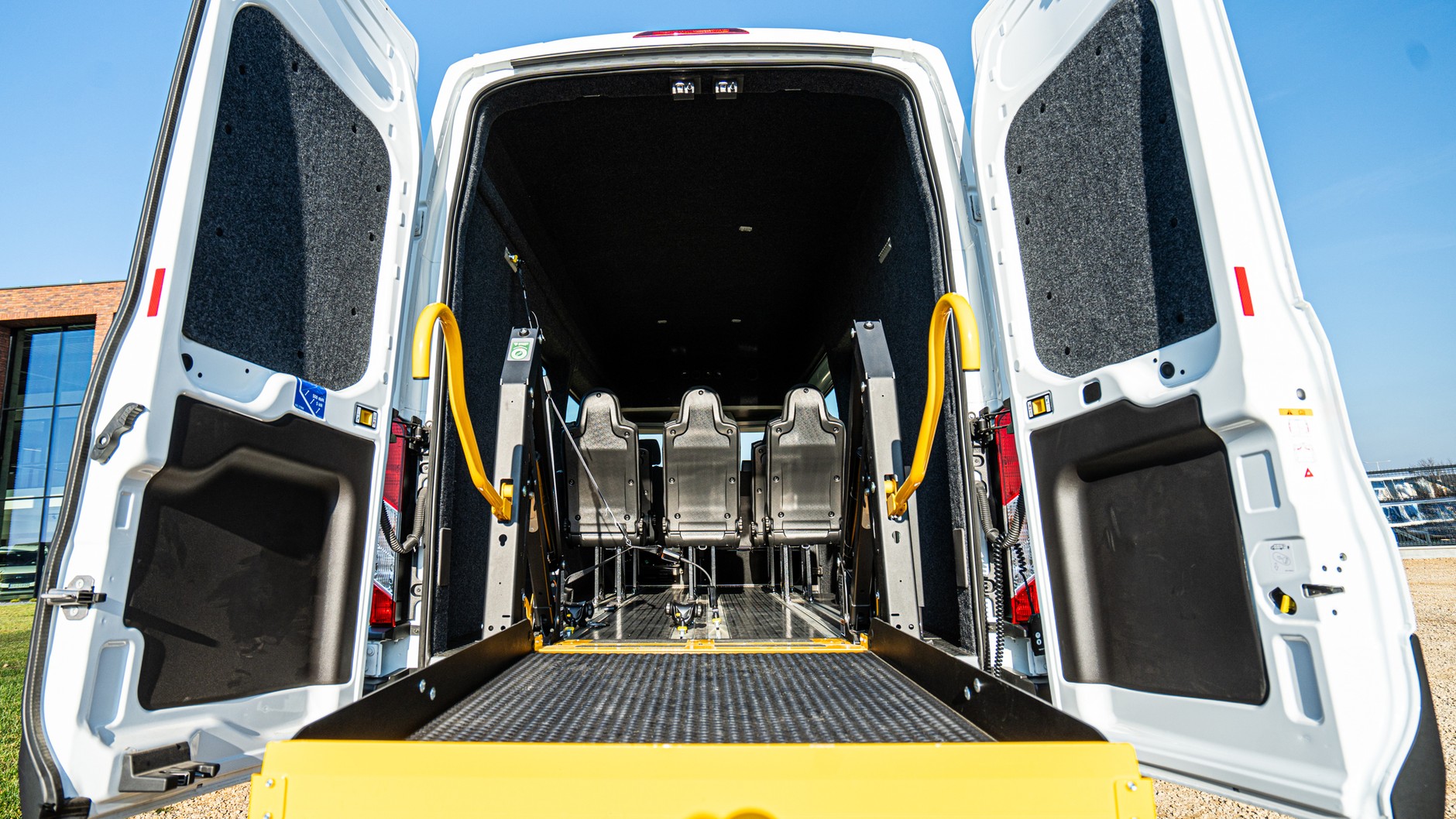 Ford Transit z podnośnikiem dla wózków inwalidzkich